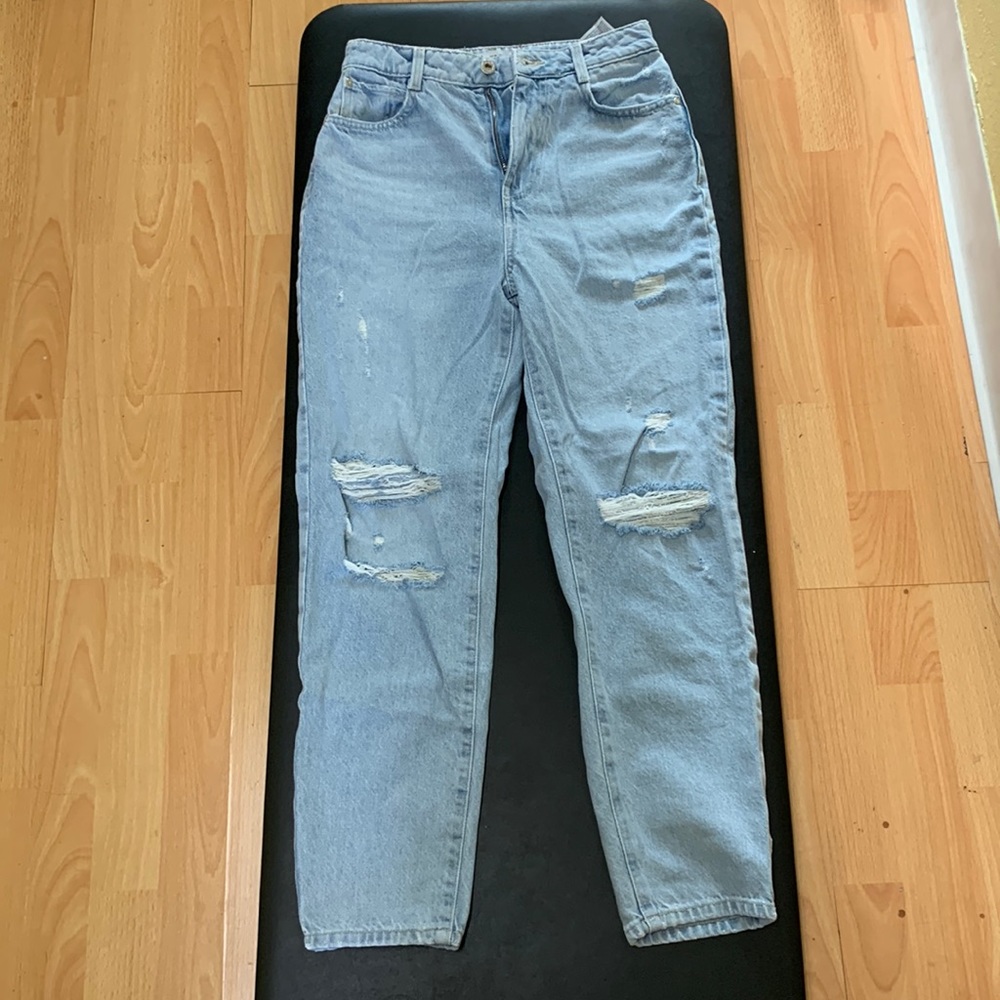 ZARA HIGH RISE LIGHT WASH MOM JEANS (4)